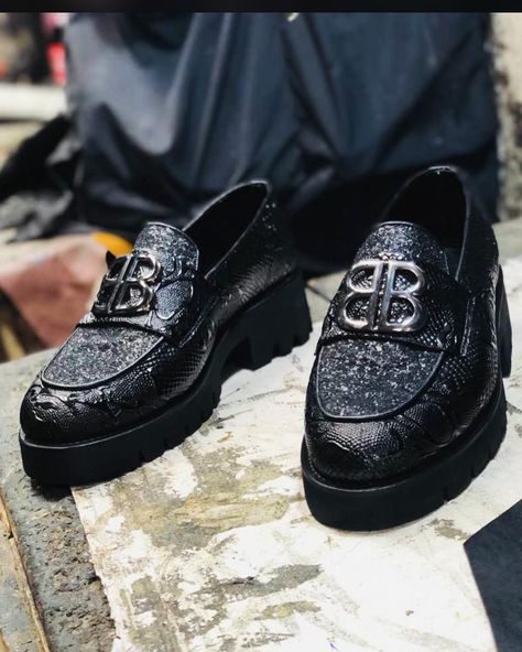 BLACK⚫️ . Sizes: 40-47 . Price: #32,000 Gents Shoes, Leather Slippers For Men, Black Suit Men, Nike Fashion Shoes, Building House, Designer Suits For Men, Suit Men, Leather Brogues, Black Leather Loafers