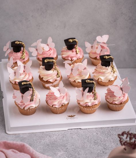 Pink Graduation Treats, Cupcakes Graduation Ideas, Graduation Cupcakes Pink, Graduation Cosmetology, Graduation Cake Aesthetic, Grad Cake Ideas, Pink Grad Cake, Graduation Dessert Table Ideas, Graduation Dessert Ideas