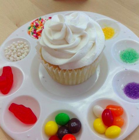 Use dollar-store paint trays as cupcake-decorating plates. | 21 Ingenious Dollar Store Ideas You'll Want To Try Build Your Own Cupcake, 4de Verjaardag, Kids Table Wedding, Paint Palettes, Cake Pop, Art Party, Wedding With Kids, Birthday Fun, Kids Crafts