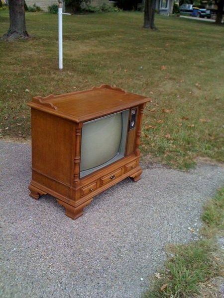 vintage television turned console table - old tv sitting in basement may have just found its new found use! Console Tv Repurpose, Old Tv Makeover, Hiding Game Consoles Living Rooms, Old Tv Cabinet Makeover, Repurposed Tv Cabinet, Old Tv Consoles, Table Apartment, Tv Consoles, Vintage Console Table