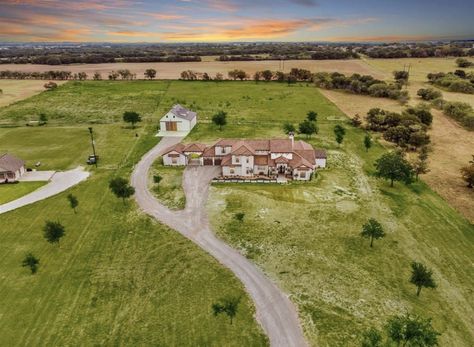 Rancho House Ranch Homes, Spanish Ranch House, Mexican Ranch House, Prayer Bored, Spanish Ranch, Mexican Ranch, Aesthetic Mansion, Dream Ranch, Mansion Exterior