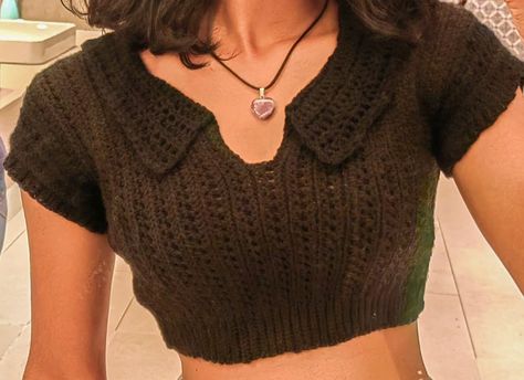 #black #crochet #top #croptop #ootd #teenager #handmade #small #easy #diy #giftidea #trendy Crochet Top Ideas For Beginners, Ribbed Collar Top, Crochet Collar Top, Chenda Diy, Crochet Top Ideas, Black Crochet Crop Top, Black Crochet Top, Polo Crop Top, Cropped Polo