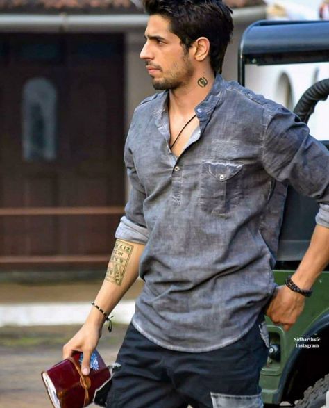 ek villain Siddharth Malhotra A Gentleman, Holi Outfit Men, Sidharth Malhotra Wallpapers, Ek Villain Hd Wallpaper, Sid Malhotra, Brown Munde, Artis India, Swag Shirts, Siddharth Malhotra