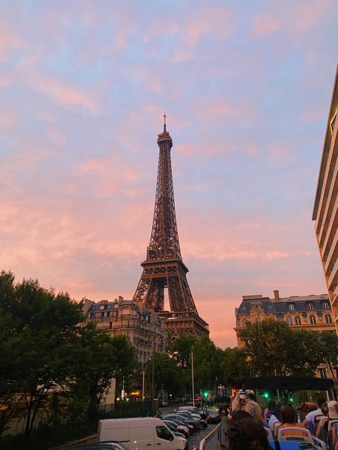 France Aesthetic Eiffel Tower, Eiffel Tower At Sunset, Astetic Summer Photos, Paris Iffle Tower Aesthetic, France Aesthetic Pictures, Paris Aesthetic Sunset, Paris Athstetic, Paris In Summer Aesthetic, Spring In Paris Aesthetic