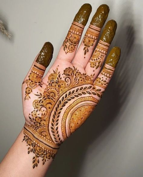 Mehendi Design Bridal Mehndi, Mehndi Designs Traditional, Aesthetic Mehndi Design, Mehendi Design Bridal, Mehndi Design Indian, Simple Engagement Party, Gold Bangle Design, Modern Mehndi Design, Aesthetic Trousers