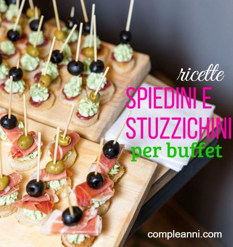 Ricette di spiedini e stuzzichini per buffet, con ricette, foto e tantissime idee per preparare un buffet e menù di compleanno semplice, facile, sfizioso e pieno di tanti spiedini da mangiare con le dita. Una sorta di buffet con tanti finger food messi su spiedini e stuzzicadenti, decorativi e carini da presentare, e soprattutto buoni e facili. Rondelle di cetrioli sormontate da pomodorini, caprino, olive e una mozzarellina. Al posto dei cetrioli, se non è stagione, possiamo usare una patata ... Party Food Platters, Party Buffet, Cooking Gadgets, Cannoli, Food Platters, Finger Food, Summer Party, Finger Foods, Street Food