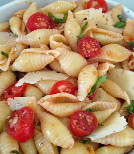 Seashell pasta salad with basil, tomatoes, mozzerella,  and garlic. Seashell Pasta Salad, Seashell Pasta, Pasta Salad With Basil, Shell Pasta, Resep Pasta, Resep Salad, Salad Pasta, Think Food, Lunch Snacks