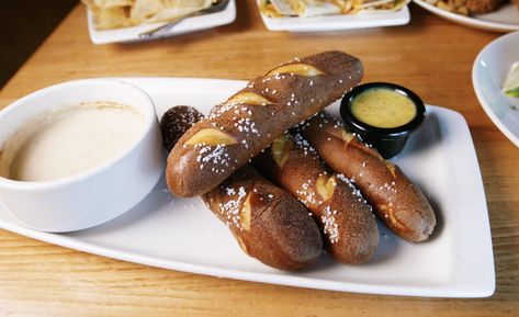 Brew Pub Pretzels + Beer Cheese Dip, Applebee'sDelish Copycat Applebees Pretzels, Pub Pretzels Recipe, Applebees Beer Cheese Dip, Pretzels And Beer Cheese, Pretzel Appetizers, Pretzel Beer Cheese Dip, Pretzel Cheese Dip, Pretzel Beer Cheese, Beer Cheese Recipe