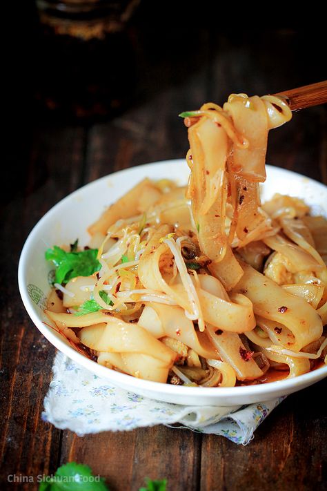 A famous traditional Xi'an dish--Liangpi. Homemade noodle from wheat starch (gluten washed out). With a combined spicy sauce Tofu Fritters, Fold Dumplings, Mai Fun, Garlic Ribs, Sichuan Food, Red Oil, Asian Noodle Recipes, Minced Pork, Boba Pearls