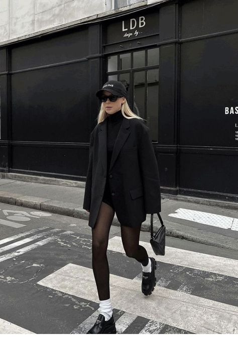 Outfit Nero, Blazer Outfits For Women, Cold Outfits, Paris Outfits, White Socks, Looks Street Style, All Black Outfit, Mode Inspo, Looks Chic