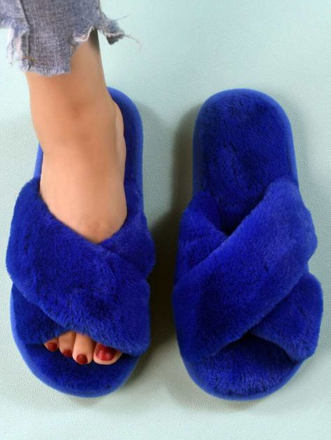 Fluffy Bedroom, Faux Fur Fashion, Blue Slippers, Bedroom Slippers, Summer Sneakers, Slippers Pattern, Warm Shoes, Designer Slippers, Casual Slippers