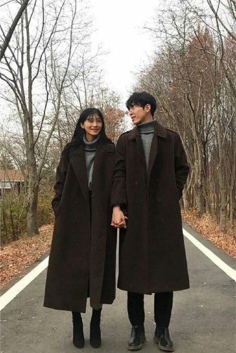 300 Aesthetic, Korean Couple Outfits, Aesthetic Korean Fashion, Couple Outfits Matching, Korean Couples, Korean Couple Photoshoot, Couple Matching Outfits, Gift Basket Ideas For Couples, Couple Fits