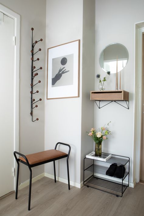 Maxa förvaringen i en liten hall | Sköna hem Modern Storage Furniture, Small Hall, Coat Storage, Shoe Shelf, Small Hallways, Small Entryway, Coat Rack Wall, Modern Storage, Minimalist Interior