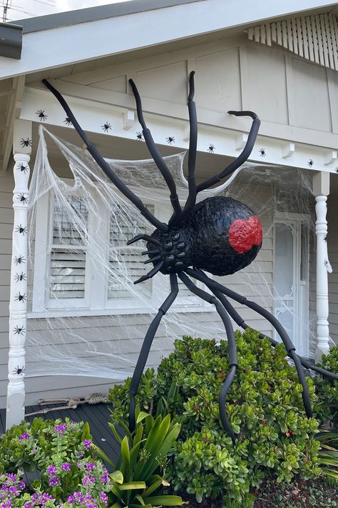 How to Make a DIY Giant Spider | Halloween Decor Diy Halloween Characters, Diy Giant Spider Halloween, Halloween Pallet, Diy Halloween Spider, Halloween Garage, Halloween Diy Outdoor, Halloween Decor Diy, Halloween Spider Decorations, Halloween Outside