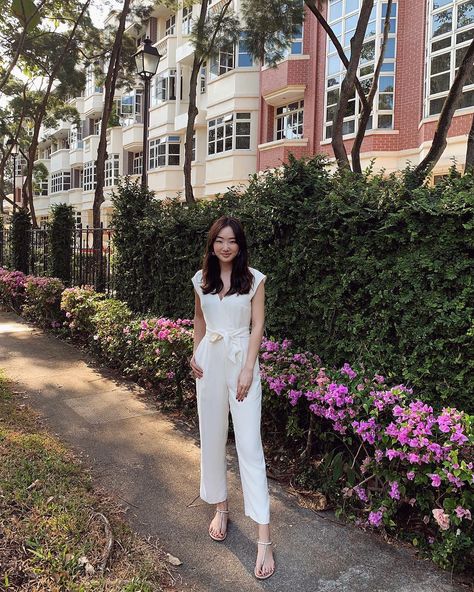 SiPei on Instagram: “Jumpsuits are my favvvv 👌🏻” Poses In Jumpsuit For Instagram, Pose In Jumpsuit, Jumpsuit Poses Instagram, Poses In Jumpsuit, Jumpsuit Poses, Jumpsuit Photoshoot, Instagram Beach, Photoshoot Poses, Korean Fashion