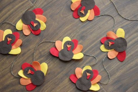 Thanksgiving Decorations Garland, Thanksgiving Tree Decorations Diy, Turkey Garland Diy, Diy Thanksgiving Garland Ideas, Turkey Diy Decor, Thanksgiving Garland Diy Kids, Thanksgiving Garland Diy, Diy Thanksgiving Garland, Thanksgiving Garland Cricut