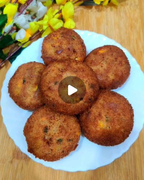 Junk Food Snacks Recipes, Masala Vada, Veg Snacks, Red Chilli Powder, Deep Frying, Chaat Masala, Boiled Potatoes, Red Chilli, Chilli Powder