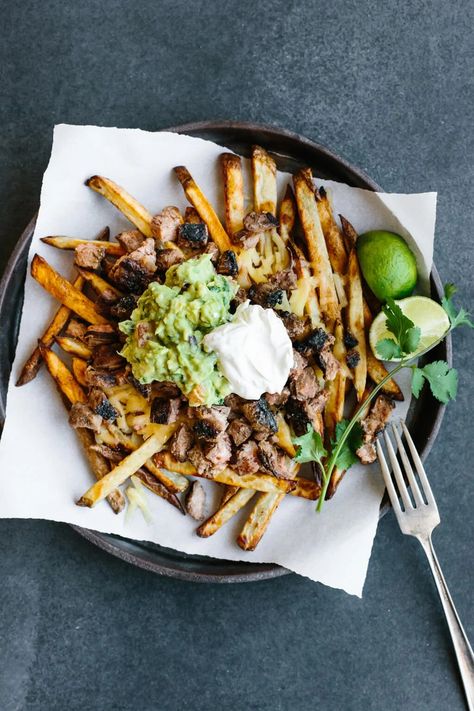 Carne asada fries are a San Diego classic and naturally gluten-free. A delicious snack or appetizer! Loaded French Fries Ideas, French Fries Ideas, Family Friendly Dinner Recipes, Fries Ideas, Carne Asada Fries Recipe, Loaded French Fries, Leftover Steak Recipes, Carne Asada Fries, Leftover Steak