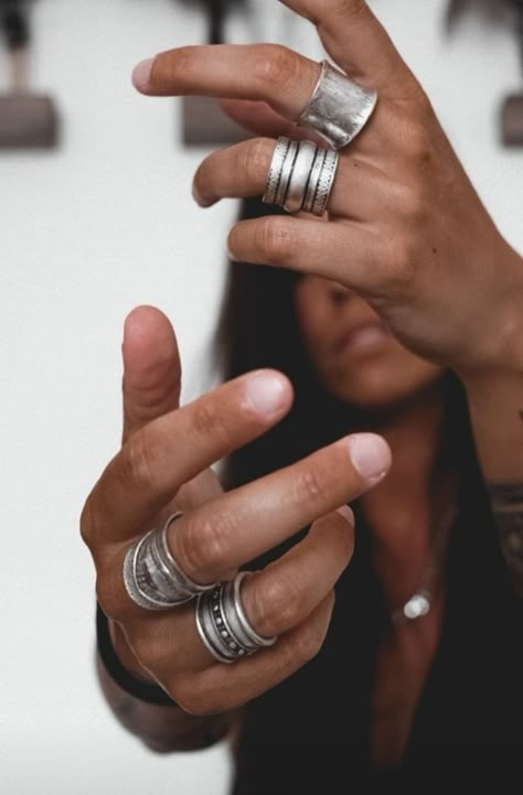 Chunky Silver Jewellery, Chunky Silver Rings, Jewelry Chunky, Winter Jewelry, Silver Jewelry Design, Dope Jewelry, Stylish Rings, Funky Jewelry, Stacked Jewelry