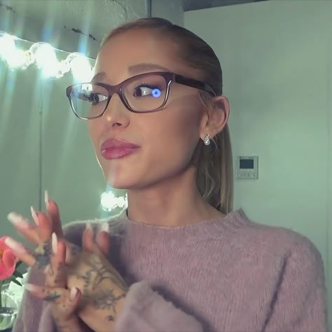 Ariana Grande 2021 Instagram, Ariana Grande Glasses, Ariana Grande Pfps, Ariana Grande Lips, Blondiana Grande, Ariana Grande 2021, Teacher Makeup, Editor Pfp, Ariana Grande Selfie