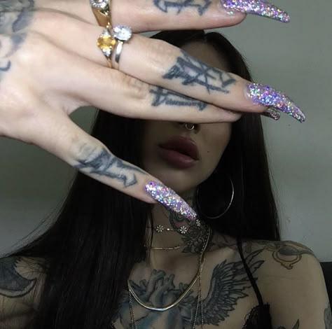 Look Kylie Jenner, Thug Girl, Flipagram Instagram, Gangster Girl, Aesthetic Tattoo, Foto Poses, Girls Nails, Aesthetic Grunge, Grunge Aesthetic