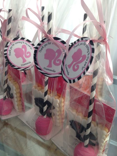 Barbie Loot Bag Ideas, Barbie Loot Bags, Hello Barbie, Parisian Party, Barbie Theme Party, Cookies And Cakes, Dessert Packaging, Barbie Birthday Party, Barbie Theme