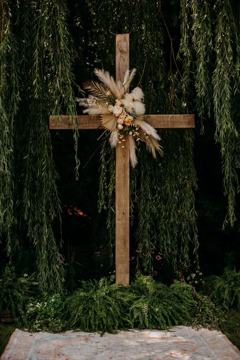 Wooden Cross Wedding Alter Outdoor Ceremony, Rustic Cross Wedding Alter, Cross Wedding Alter Flowers, Cross Wedding Arch Ideas, Cross Wedding Arch Flower, Cross Decor For Wedding, Boho Christian Wedding Decor, Diy Cross For Wedding Ceremony, Cross Arbor Wedding Fall