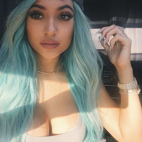 Pin for Later: Every Hair Color Kylie Jenner Has Ever Worn Cotton-Candy Blue After a few months of black hair, Kylie returned to the rainbow for Coachella with this pastel color in April 2014. Kylie Jenner Challenge, Kendall Ve Kylie, Baby Pink Hair, Stile Kylie Jenner, Kylie Jenner Hair, Looks Kylie Jenner, Hair Colorful, Kylie Jenner Lips, Estilo Kylie Jenner