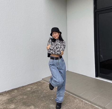 Zebra Shirt Outfit, Shirt And Jeans Outfit, Recreating Outfits, Printed Top Outfit, Styling Turtlenecks, Big Pant, Zebra Shirt, Trendy Outfit Inspo, Sneakers Street