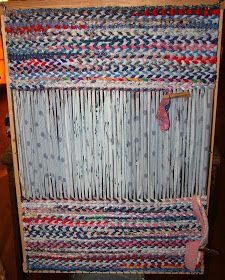 How To Weave A Rag Rug On A Loom, Twining Rugs How To Make, Homemade Rugs, Diy Rugs, Rag Rug Tutorial, Hantverk Diy, Rug Loom, Rug Tutorial, Rag Rugs