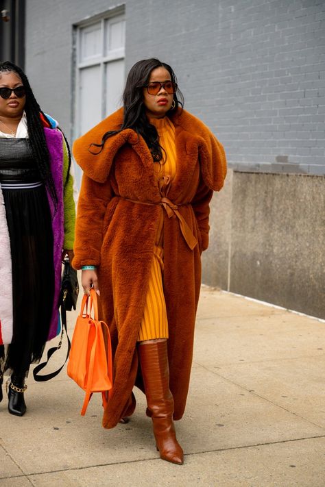 New York Fashion Week Fall 2023 Street Style Photography — karyastreetstyle Orange Womens Outfits, Paris Fashion Week Fall 2023 Street Style, 2025 Fall Fashion Trends, Colorful Streetwear Outfits, New York Winter Street Style, Brown Monochrome Outfit, Plaid Coat Outfit, Fashion Week Fall 2023, Modern Mother Of The Bride