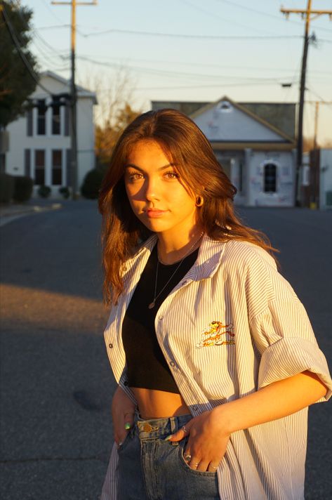 Outdoor Golden Hour Photoshoot, Golden Hour Aesthetic Portrait, Golden Hour City Photography, Golden Hour Reference, Golden Hour Architecture, Portrait Golden Hour, Sunset Photoshoot Ideas Golden Hour, Sunlight Photography Portraits, Sunlight Selfie Aesthetic