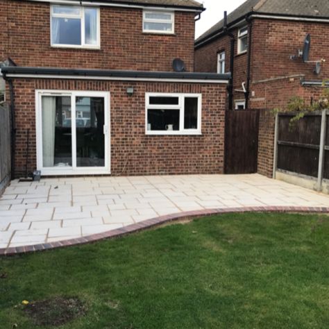 Our lovely new curved garden patio using Ashbourne mixed sized paving packs from B&Q Garden Slabs, Small Tropical Gardens, Curved Patio, Hot Tub Garden, Outdoor Patio Designs, Small Patio Garden, Back Garden Design, Garden Paving, Garden Design Layout