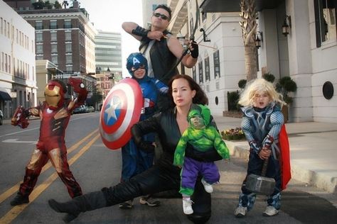 The Avengers | 32 Family Halloween Costumes That Will Make You Want To Have Kids Avenger Family Costumes, Disney Family Costumes, Addams Familie, Halloween Idea, Homemade Halloween Costumes, Halloween 2014, Family Costumes, Family Halloween Costumes, Cute Costumes