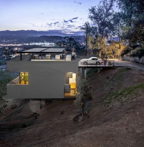 Car Park House / Anonymous Architects Houses On Slopes, House On Slope, Slope House, Hillside House, House On Stilts, Park House, Los Angeles Homes, Park Homes, A Hill