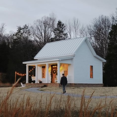 This charming ‘tiny farmhouse’ is under 500 sq. ft and perfect for an older couple Country Style Tiny House, 500 Sq Ft Cottage, New Frontier Tiny Homes, Country Farmhouse Tiny House, Barndo Tiny Home, Tiny White House, House Plans Under 500 Sq Ft, Small House Plans Under 800 Sq Ft Tiny Homes, Casita Design Ideas