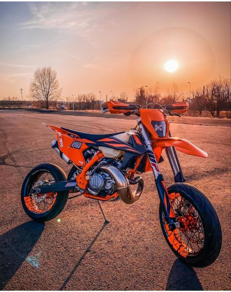 Ktm Dirt Bikes Wallpaper, Ktm 125cc, Motocross Photography, Orange Motorcycle, Ktm 85 Sx, Ktm Dirt Bikes, Ktm Supermoto, Ktm Motocross, Ktm 250 Exc