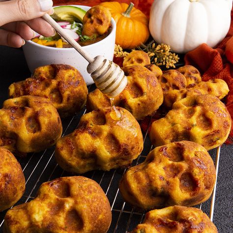 Skull Cornbread, Stuffed Skull Recipes, Pizza Skulls, Diy Halloween Party, Favorite Chili Recipe, Skull Cake, Halloween 23, Spooky Food, Halloween Dinner