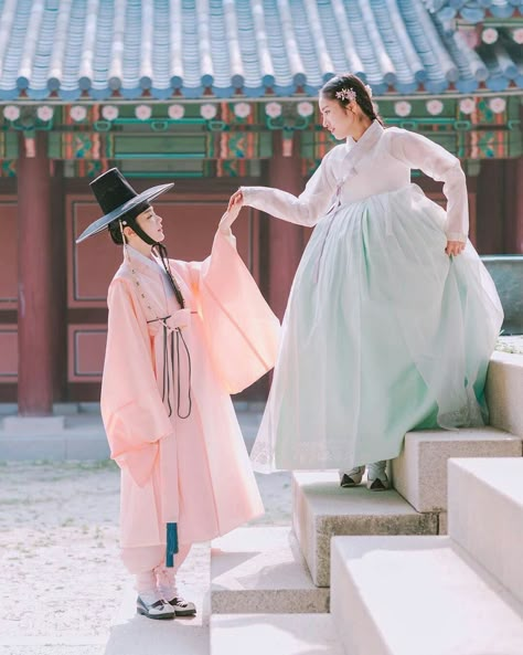 Seoul Palace, Hanbok Aesthetic, Hanbok Wedding, Ancient Fashion, Korean Bride, South Korea Photography, Korean Photoshoot, Korea Dress, Korean Wedding Photography