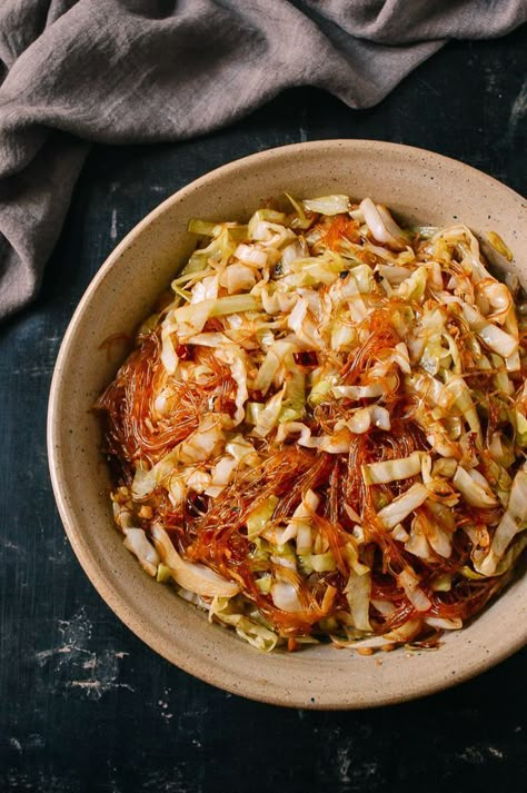 Stir Fried Cabbage, Vegetable Crisps, Fried Cabbage, Glass Noodles, Salad Pasta, Woks, Noodle Recipes, Asian Cooking, Asian Dishes