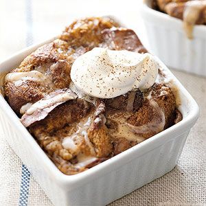 Wow! Tiramisu Bread Puddings? It's amazing what you can do with white bread! Best Bread Pudding Recipe, Tiramisu Recept, Bread Puddings, Köstliche Desserts, Dessert Bread, Challah, Eat Dessert First, Yummy Sweets, Cannoli