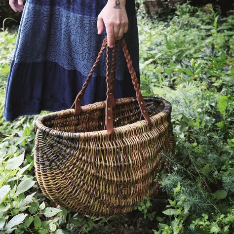 Willow Basket Weaving, Witch Basket, Weaved Basket, Basket Willow, Camping In The Woods, Making Baskets, Basket Weaving Diy, Willow Basket, Basket Weaving Patterns