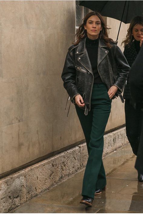 Alexa Chung Style Aesthetic, Alexa Chung Biker Jacket, Alexa Chung Style Casual, Alexa Chung Autumn Style, Alexa Chung Leather Jacket, Edgy Old Money Outfits, Alexa Chung 2023, Alexa Chung Winter, Alexa Chung Aesthetic