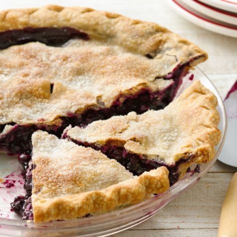 Only 6 ingredients are needed for this ultra-easy blueberry pie! Easy Blueberry Pie, Fresh Blueberry Pie, Homemade Blueberry Pie, Perfect Apple Pie, Strawberry Cream Pies, Pillsbury Recipes, Slab Pie, Refrigerated Pie Crust, Easy Blueberry