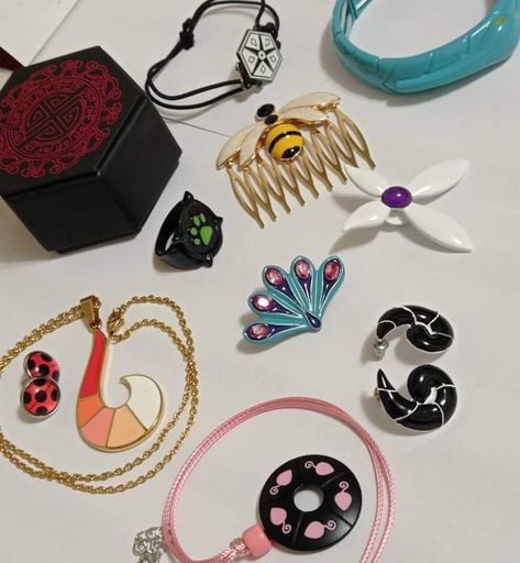 Miraculous Ladybug Toys, Ladybug Jewelry, Tikki Y Plagg, Ladybug Art, Miraculous Ladybug Oc, Miraculous Ladybug Wallpaper, Miraculous Ladybug Fanfiction, Marinette And Adrien, Miraculous Characters