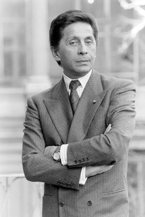 Valentino Garavani photographed during a photo shoot for his Spring 1986 Couture collection advance in Rome. Birthday Fashion Illustration, Happy 90th Birthday, Fashion Designers Famous, Birthday Fashion, Alessandro Michele, Famous Fashion, 90th Birthday, Fashion Shoot, Couture Collection