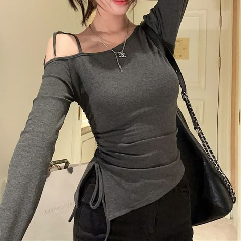 Asymmetrical Top Outfit, Medical Collage, Casual Korean Fashion, Off The Shoulder Top Outfit, Shoulder Tops Outfit, Fashion College, Fashion Girly, Straight Cut Pants, Fashion Kpop