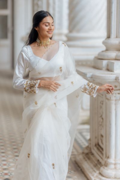 White Designer Blouse, White Organza Saree, Organza Blouses, Trending Saree, Traditional Indian Dress, Silk Saree Blouse Designs, Indian Fashion Saree, Saree Designs Party Wear, Saree Blouse Designs Latest