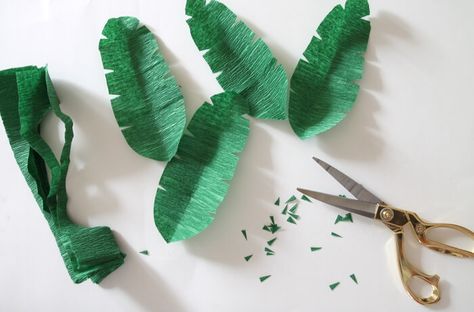 How to make Paper Leaves: DIY Paper Banana Leaf Wreath - Persia Lou Paper Leaves Diy, Crepe Paper Leaves, Diy Leaf Garland, Homemade House Decorations, Diy Summer Wreath, Leaves Diy, Giant Paper Roses, Crepe Paper Roses, Tropical Wreath