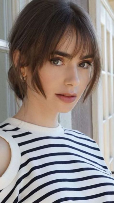 10 cortes de cabello con fleco que favorecen a las mujeres de cara redonda | Mujer de 10 Lily Collins Hair, Front Hair, Bangs With Medium Hair, Haircuts Straight Hair, Long Hair With Bangs, Penteado Cabelo Curto, Short Hair With Bangs, Haircuts With Bangs, Lily Collins